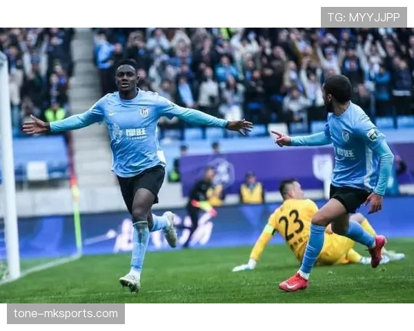 布莱克本边路突破建功,新战术初显成效助球队取胜 布莱克本边路突破建功,新战术初显成效助球队取胜