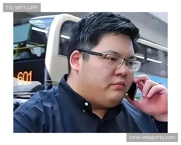 徐嘉余下机那一套，活脱脱豪门少爷，我差点认错人